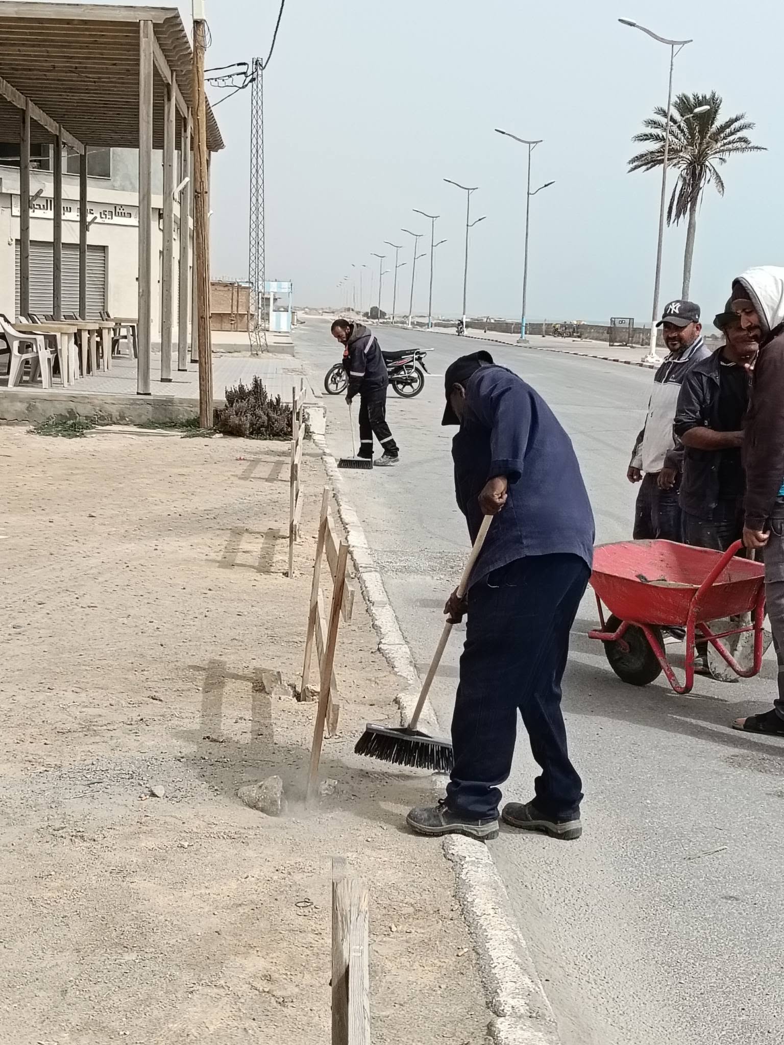 حملة تهيئة شاملة لكورنيش غنوش استعدادًا لموسم صيف 2026