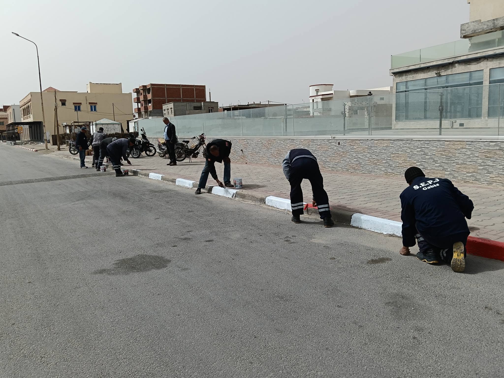 حملة تهيئة شاملة لكورنيش غنوش استعدادًا لموسم صيف 2026